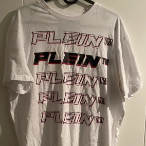 Philipp plein t shirt - Säljer min philipp plein t shirt som köptes i Spanien 2022. Tröjan är sparsamt använd