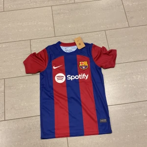 Barcelona tröja  -  Barcelona tröja storlek S 400 exklusive frakt äkta tröja Skulle även kunna byta mot en  Barcelona tröja L