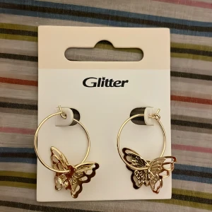 Örhangen - Super söta guld fjärilsörhängen från glitter som är helt oanvända 🦋✨   