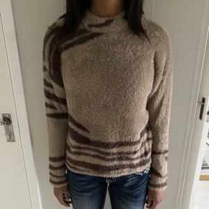 Tröja - Fluffig as mysig tröja, helt oanvänd med lapp kvar. Från märker yaya. Nypris 1000kr⭐️