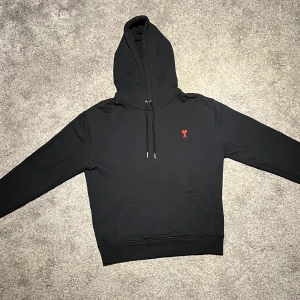 Svart AMI hoodie - Säljer min svarta ami hoodie i storlek M. Använd ett fåtal gånger och är i väldigt bra skick. Nypris 3000 kr. 