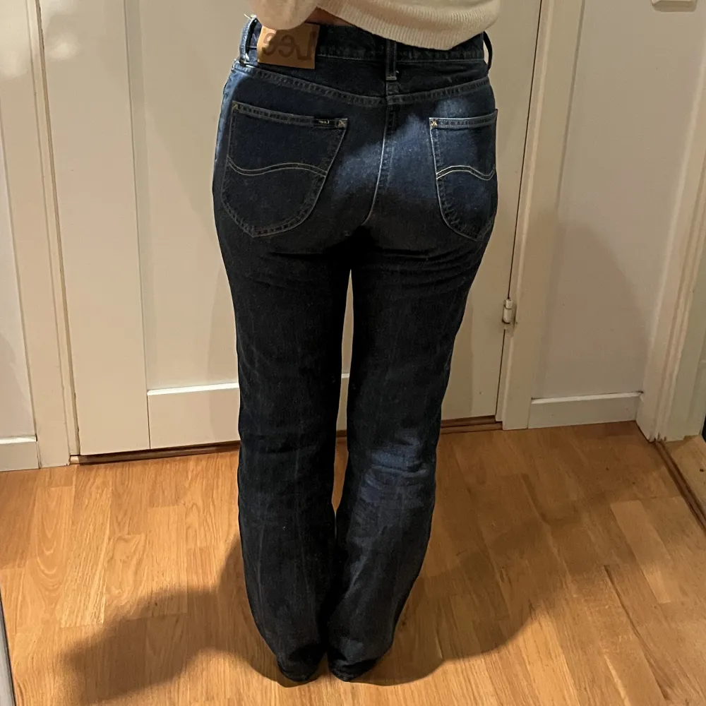 Snygga mörkblåa jeans från Lee. Ny skick & knappt använda. Egentligen herr jeans men sitter som en smäck på tjejer också! Modellen heter WEST i storlek W28 L32. Jag är ca 172 och storlek 36/38 i byxor. Byxorna sitter mid/low waist & är perfekt till höst🍂🫶🏼. Jeans & Byxor.
