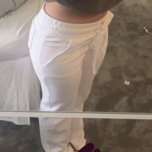 Mjukis byxor - Vita mjukis byxor från lager 157, kommer aldrig till andvändning. Super skick, som nya💕🙏🏼