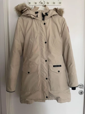 Canada Goose - Beige - Äkta Canada Goose jacka i Beigefärg i fint skick.  Strl S