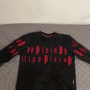 Äkta Philipp plein tröja  - Är lite för stor för mig int använts mkt Svårt att hitta liknade den säljs inte längre