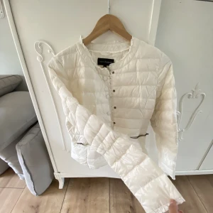 Dunjacka - Jättefin tunn dunjacka från kappahl. Perfekt till hösten! Den är helt slutsåld. Säljer då den tyvärr inte kommer till användning 💗(ser lite skrynklig ut på bilderna då den legat i garderoben, men det försvinner när man använder)  KÖP DIREKT FÖR 500kr 💗