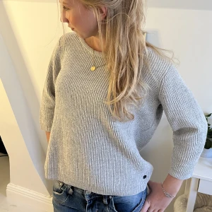 Stickad tröja✨✨ - Superfin trekvartsärmad stickad tröja med snörning bak! 🩷