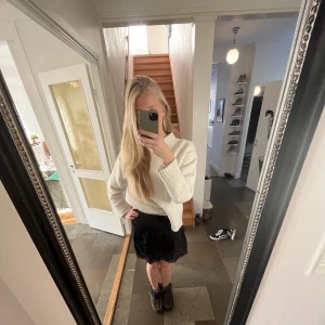 Svart minikjol - Svart minikjol med hålbroderier från Zara. Storlek XS. Nyskick. 120 + frakt🩵🩵