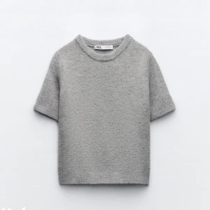 Grå stickad - Supersnygg grå stickad t-shirt från zara men lappen kvar! Strl M, passar även S💕