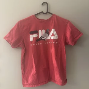 Röd fila tröja  - Bra skick, säljer åt min bror så vet inte hur använd den är och vet inte heller om det är äkta. Så utgå från att den inte är det. Stl M