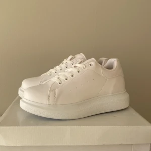 Skor - Helt nya sneakers från Nelly. Aldrig använda och kartongen finns kvar, stl 38