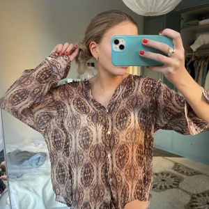 Super söt blus  - Super söt blus med detaljer på sidorna