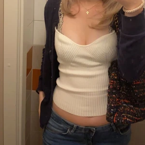 Ribbstickad topp - Säljer denna populära och slutsålda topp från H&M. I nyskick endast använd ett fåtal gånger. ❣️