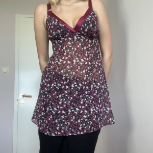 Rosa klänning - Svart, grå, vit, lila & rosa klänning (/längre linne / nattlinne). Fint skick. Materialet är semitransparant mesh förutom de justerbara satin-banden. Från djupet av urringningen och neråt är den 60cm lång. Jag är S och 175cm lång. 