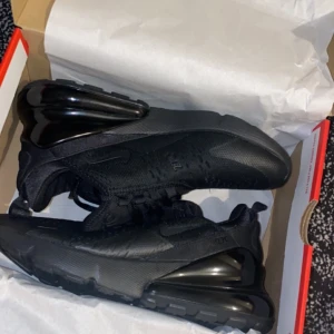 Nike 270s - Säljer dom för att jag köpte dom och dom va små för mig, Dom är helt nya inte använda ,äkta och har kvittot för dom 