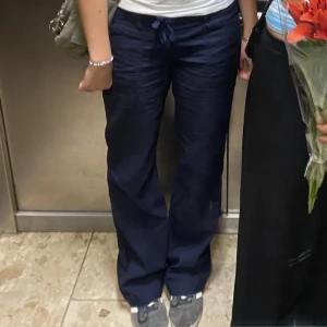 Mörkblåa loosef fit linnebyxor  - Jag är 168 cm och dom är perfekta om inte lite långa för mig. Fin passform bootcut, loosefit. Köpt secondhand och inte fått användning för dom, dom är i super skick. Bra att veta att man även kan justera i midjan med snöret. 
