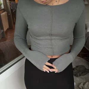 Zara topp - Säljer denna långärmade topp från zara. Använd fåtal gånger och i storlek m, men sitter som en S. 