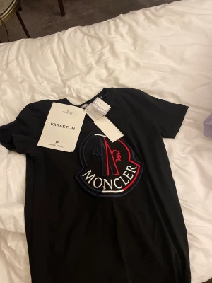 Moncler t shirt - Moncler t shirt storlek S kvitto tags ingår bara testad!