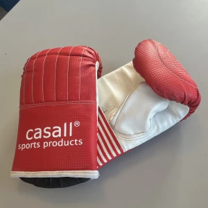 Casall boxningshandskar - Säljer dessa sjukt snygga och fräscha boxningshandskar tsm med klassens UF💕💕 Sparsamt använda! Hör av er privat för fler bilder eller vid frågor - UF-företaget drivs av vår klass för att spara pengar till studenten och lära oss hur man driver företag🫶