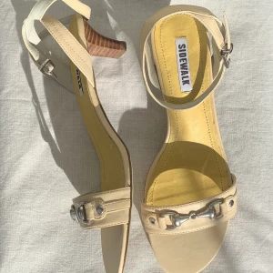 Kräm/beige klackskor - Helt nya klackskor i strl 41!