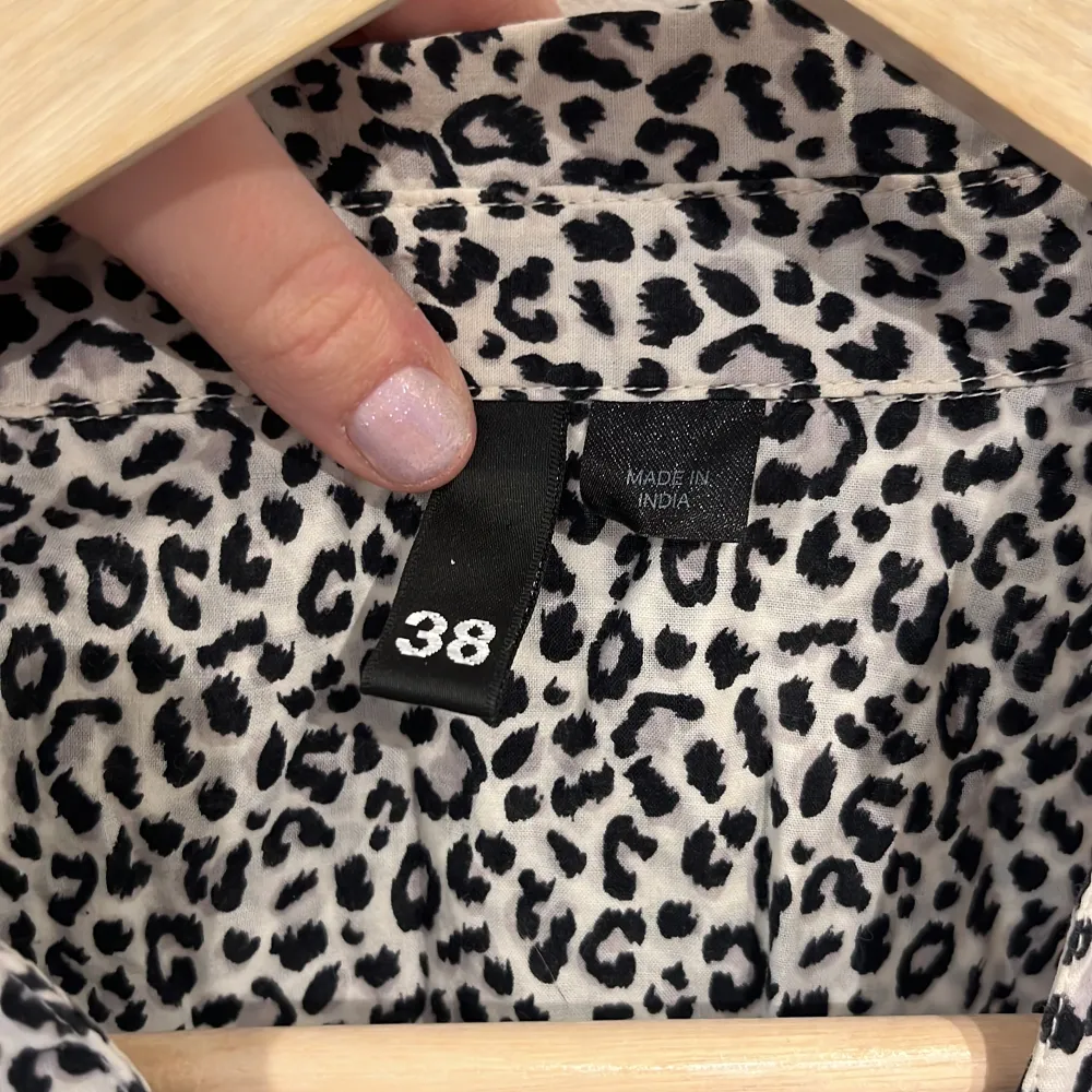 Säljer denna svartvita leopardskjortan från divided! Hör av dig för fler bilder🥰. Blusar.