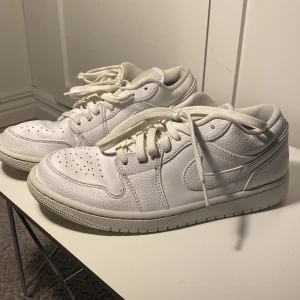 Nike air Jordan - Stl 41 - Helvita air jordan i stl 41. Använt skick men fräscha!!’