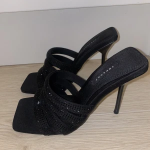 Svarta glitterklackar - Säljer dessa superfina glitterklackar! Helt oanvända då jag missade returtiden, nypris 519kr🫶🏻