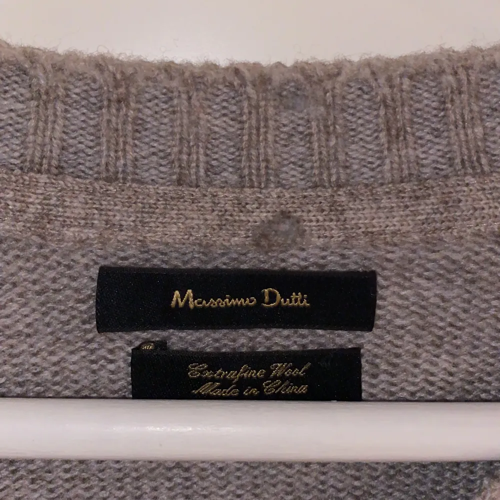 Skön Massimo Dutti tröja i så gott som nyskick. Nypris runt 799:-. Tröjor & Koftor.