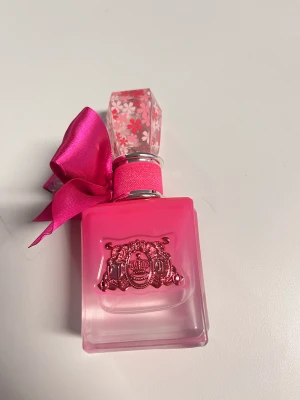 Parfym  - Oanvänd parfym från juicy couture Viva La Juicy Petals Please EdP 50 ml  Ansvarar ej för postens slarv och  Håller inget så först till kvarn gäller  Vill ha swisha innan jag skickar paketet  400 kronor inklusive frakt