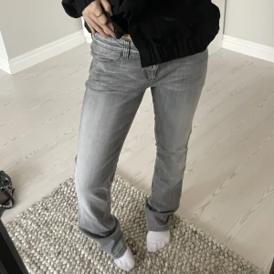 Lågmidjade grå jeans  - Grå lågmidjade jeans, tyvärr för stora💓 