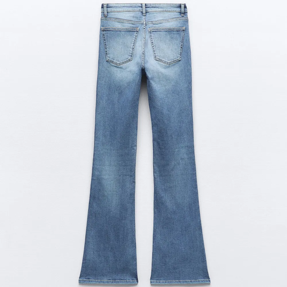 Säljer dessa populära bootcut från zara i storlek 36, väldigt bra skick💙 skriv privat för egna bilder!!. Jeans & Byxor.