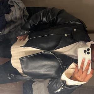 Skinnjacka från Gina Tricot  - Hej Alesammans! Jag säljer denna fina skinnjacka från gina. Den har använts fåtal gånger 1-5gånger och är i princip som en helt ny. Nypris 699kr💓