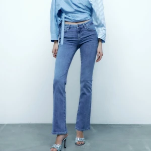 Zara low waist jeans - De populära Zara low waist jeansen, finns inte på hemsidan. Stl 34, använda ca 5ggr. Tyvärr försmå därav ingen bild på.