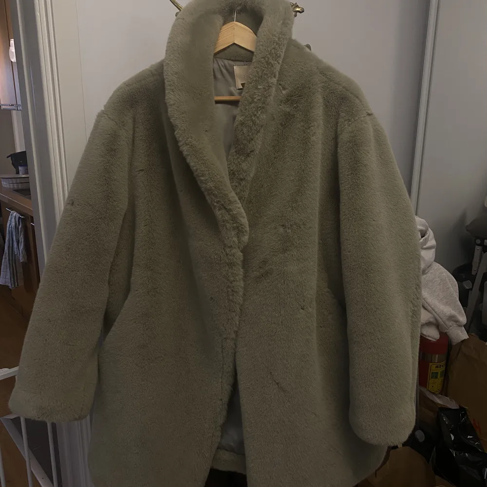 Grön fusk päls jacka från H&M trend. Väldigt bra skick, endast en defekt på armen. Vid intresse skickar jag fler bilder. Oversize och funkar höst, vår och vinter då den är varm och man får in tjockare tröjor under jackan. . Jackor.