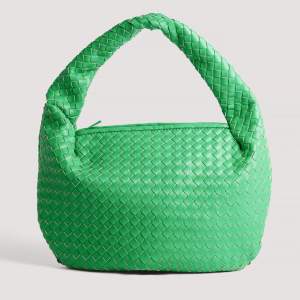Jätteball grön väska från nakd, som liknar bottega💚 Aldrig använd, toppenskick! (Lånade bilder från nakd) skriv privat för egna bilder💚