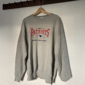 Collage tröja - Väldigt snygg vintage patriots collage tröja.