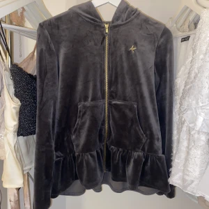 Zip hoodie med volang - Så varm och mjuk kofta med volang längst ner💕Nyskick! Storlek 158-164 men känns som en M💕Säljer även en likadan i rosa!!!🫶🏻