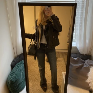 Skinnjacka  - Jättefin skinnjacka i bra skick!  Bara skicka om ni har frågor, vill ha fler bilder, diskutera pris eller liknande🥰🥰