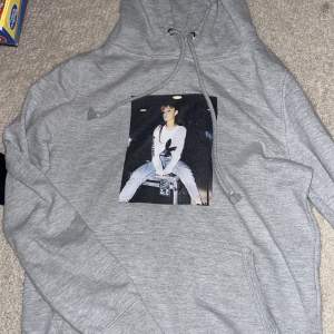 Fejk Ariana hoodie, använt typ 3gånger