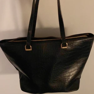 Jätte stor, fin väska🫶🏻 - Superfin å stort utrymme, får plats med jätte mycket saker. Väskan är typ ormskinn mönster och den är perfekt till skolan tex💗Säljs då den aldrig kommer till användning. Köpt för 299kr. Vid funderingar osv hör gärna av dig och priset KAN diskuteras🫶🏻