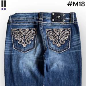 Säljer dessa jeans med skitsnygga fickor💓🫶🏼💋midja (rakt över) 41cm, innerben 85cm!! OBS lånade bilder🙌🏼