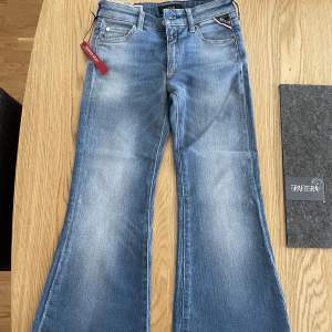 jag säljer dessa jättefina replay jeans i storlek: 12 år (150cm) men de är tyvärr för korta för mig, jag har aldrig använt de utan bara provat de! lapparna är kvar. original pris: 1100