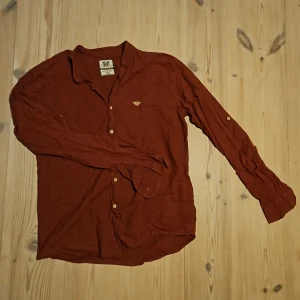 Skjorta - Vindröd skjorta i fint skick. 