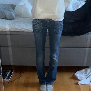 Sjukt snygga lågmidjade utsvängda only jeans i storlek 32 