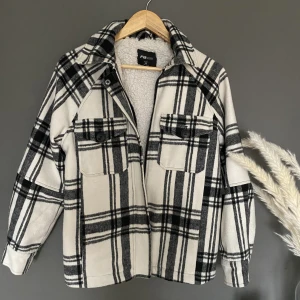 Vinter/höst - Jacka  - Rutig vinter/höst jacka, med väldigt skönt material! 🤍 Denna jackan passar för dig som inte vill ha på sig en tung Jack under vinter/höst period🍂🤍  Väldigt bra i sick!  