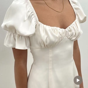 Studentklänning  - Köpte denna fina klänning men är lite tight om höfterna så därav säljer jag denna. Lappen sitter kvar🩷🩷