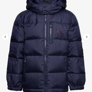 Blå Ralph Lauren jacka - Använd enstaka gång så inprincip ny. köpt för 3500. Modellen passar båda könen i passform.