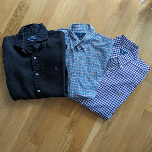 Ralph Lauren skjortor - Säljer mina ralp lauren skjortor. 2 st rutiga och en svart. Den svarta är i linne material. Bra skick på de. Säjs för 199 kr/st. Storlek S och Slim fit