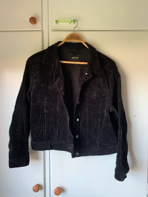 Vårjacka i Manchester Monki - Vårjacka i Manchester material från Monki i storlek S, använd ett fåtal gånger. Väldigt bra skick 