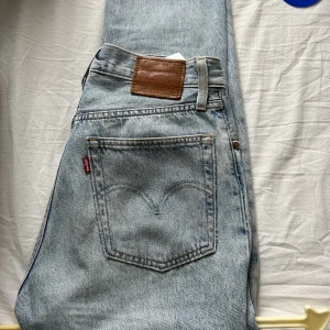 Levis 501 - Ett par Levis 501 ljusa i storlek 24/26 